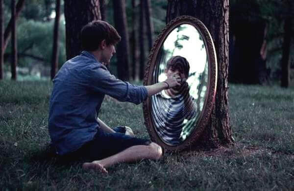 Man vid spegel