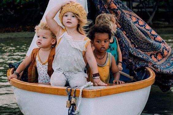 Barn i båt