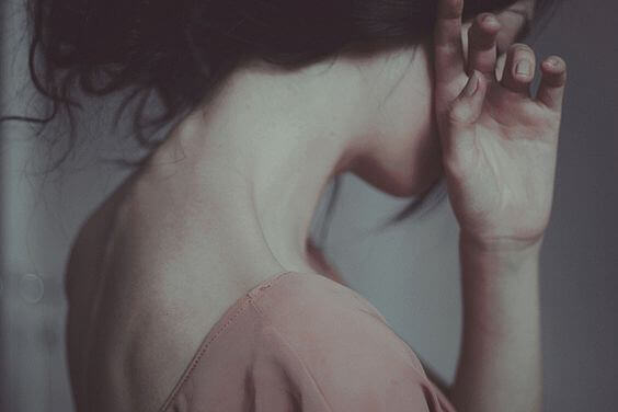 Kvinna med låg självkänsla