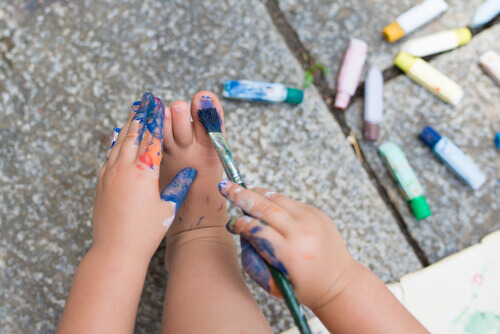 Barn målar naglarna