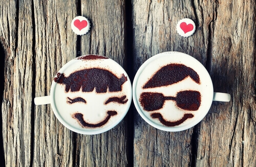 Kaffekoppar med ansikten