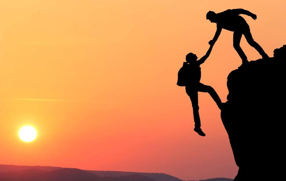 Klättrar på klippa