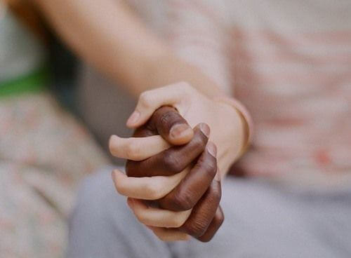 Kroppskontakt och smekningar är viktigt för oss