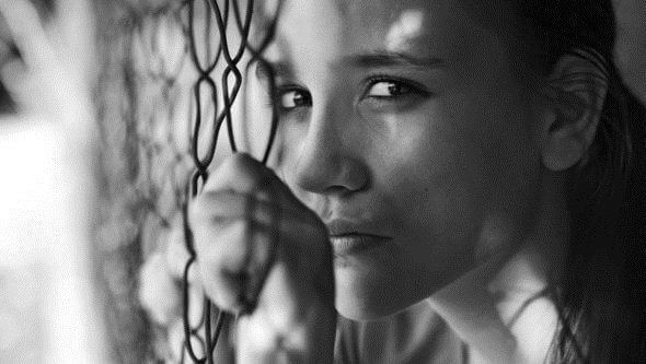 Kvinna vid stängsel