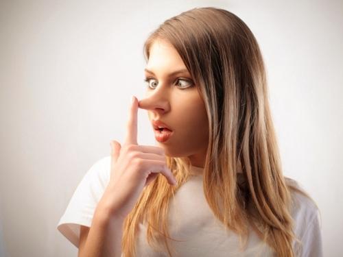 Ljugande kvinna som tar åt sig äran av andras prestationer