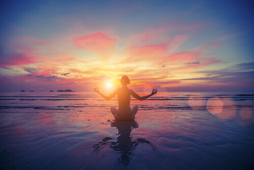Meditation i solnedgång