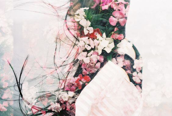 Siluett av kvinna som visar välvilja