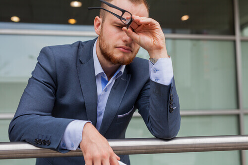 Trött kontorsarbetare