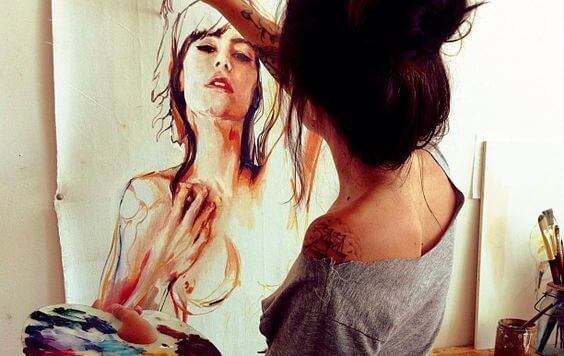 Kvinna målar självporträtt