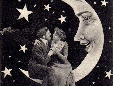 Par på månen som visar att kärleken inte är bunden