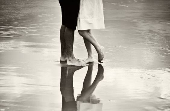 Par vid strand