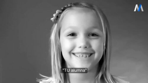 Glad flicka med ADHD