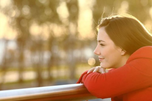 Glad kvinna i naturen