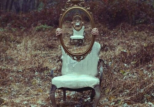 Spegel på stol