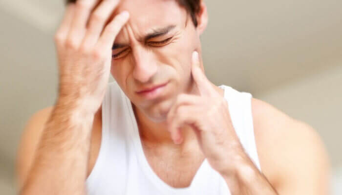 Man med värk orsakad av bruxism