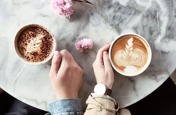 Par som dricker kaffe