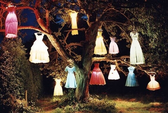 Klänningar i träd