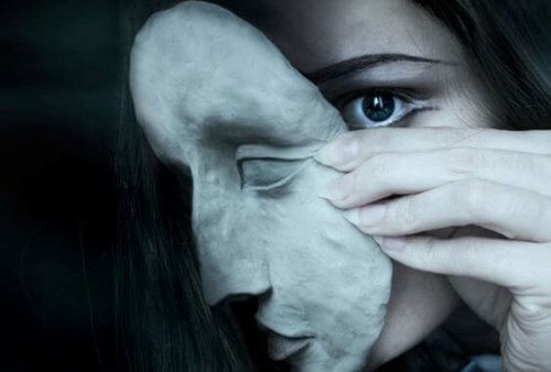 Vissa personer bär masker