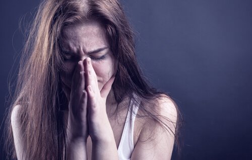Deprimerad kvinna som visar att kroniskt missnöje är giftigt för själen