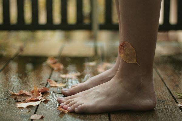 Fötter på våta löv