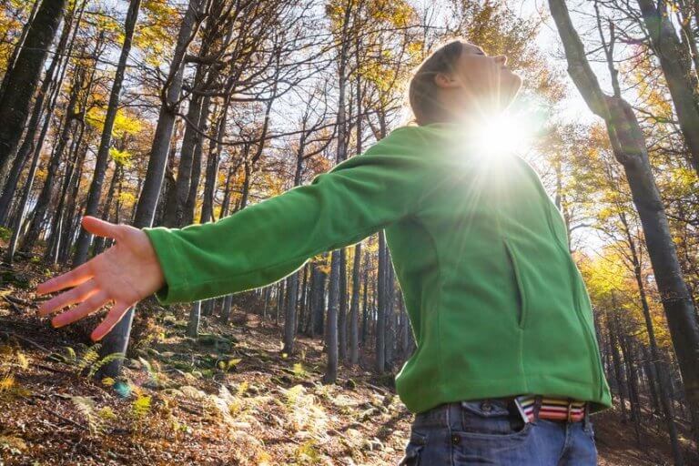 Kvinna som gör ett skogsbad