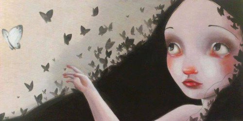 Kvinna och fjärilar