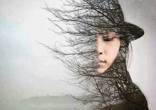 Kvinna och siluett av träd