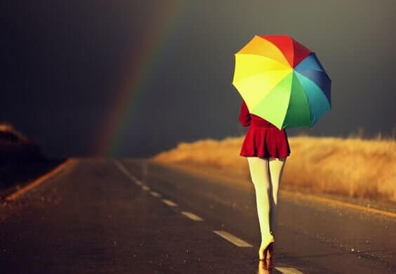 Kvinna på väg med paraply