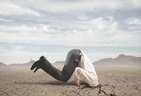 Man som har sitt huvud i marken