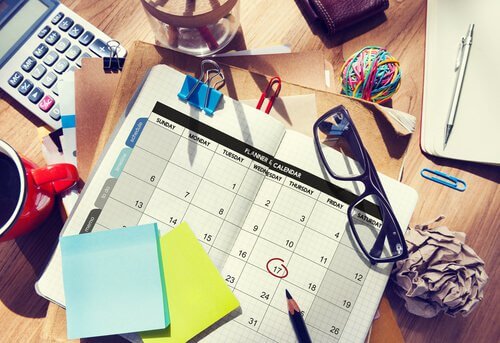 Skrivbord med kalender