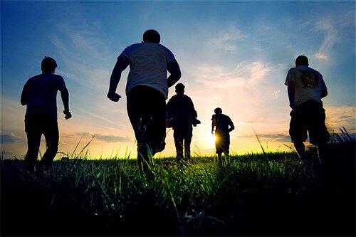 Vänner på gräsmatta