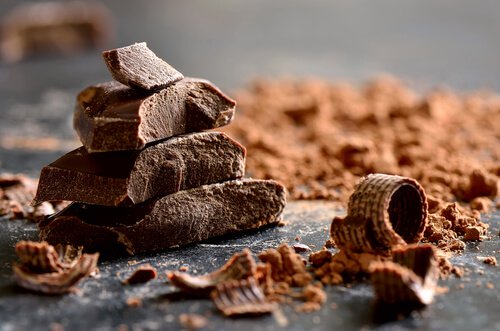 Choklad innehåller tryptofan som behövs för produktion av melatonin, vilket främjar sömn