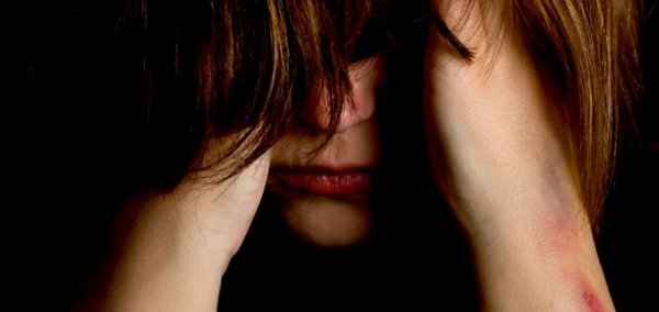 Ledsen kvinna med emotionellt instabil personlighetsstörning