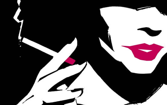 Kvinna med rosa läppar som röker