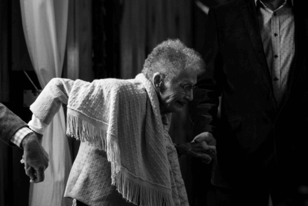 Äldre kvinna får hjälp