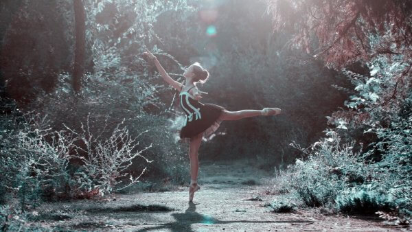 Flicka dansar i skog
