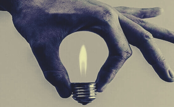 Hand med lampa