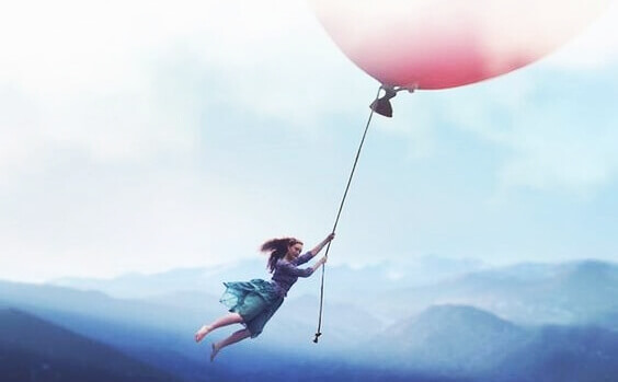 Kvinna flyger med ballong