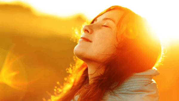 Kvinna i solen som tänker på citat av Carl Rogers