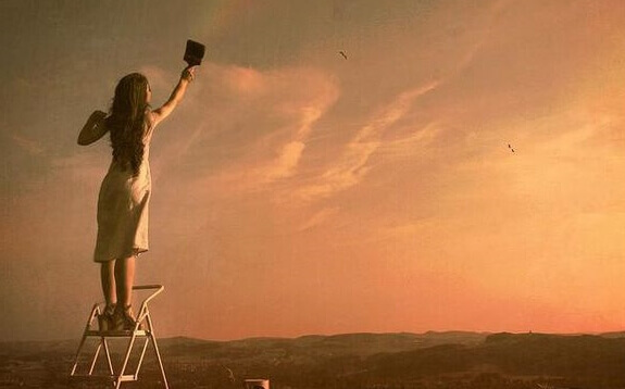Kvinna målar himmel