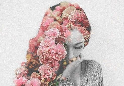 Kvinna med blommor i håret