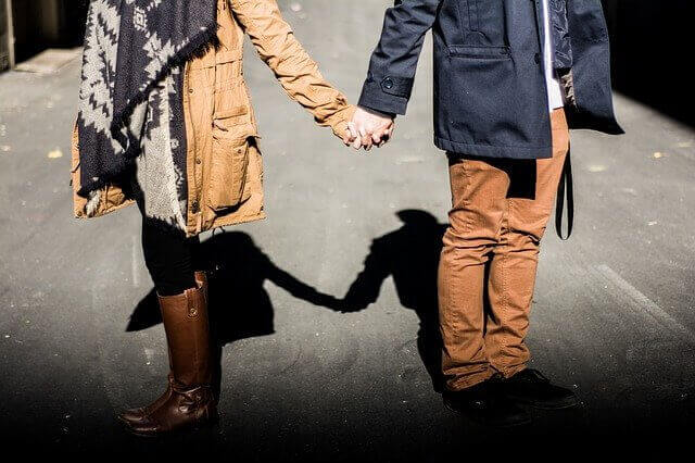 Par som håller hand på gatan