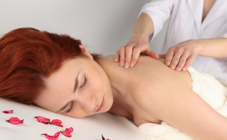 Kvinna som får massage