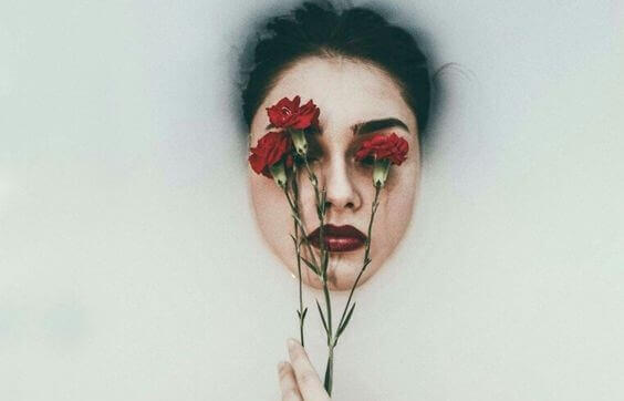 Kvinna med rosor för ögonen