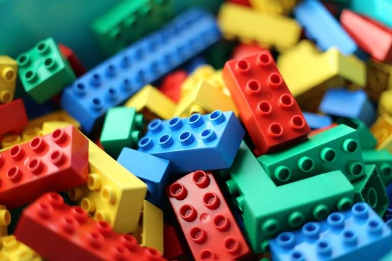Legobitar i olika färger