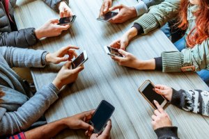 Phubbing: Hur mobiltelefoner förstör relationer