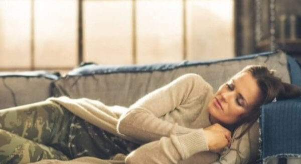 Sover på soffan och uppvisar stundtals somnilogi