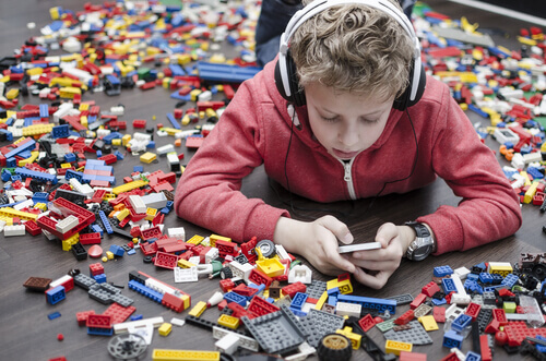 Pojke bland lego