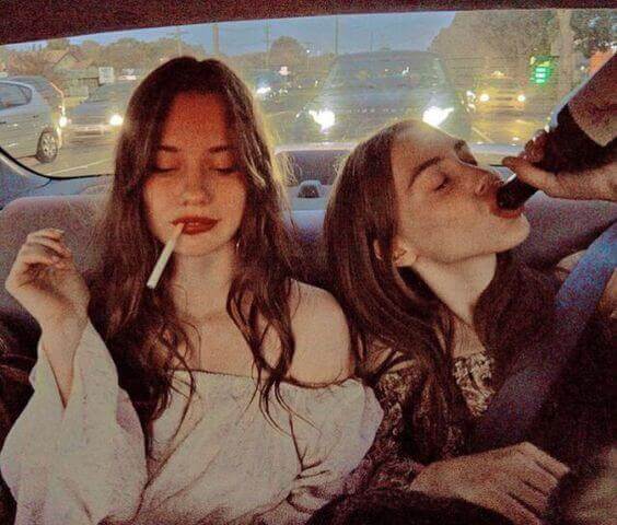 Unga tjejer som röker och dricker