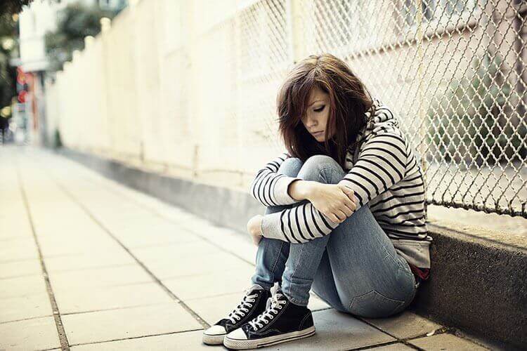 Ledsen tonåring med beroende personlighetsstörning